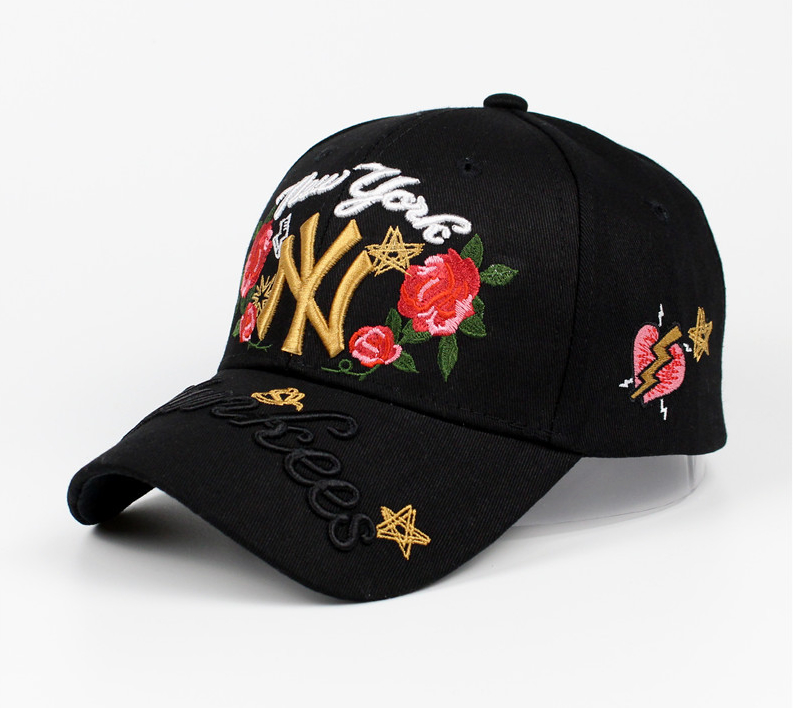 『 東大門NY刺繡玫瑰亮片鴨舌帽 』，此為黑色玫瑰花刺繡款