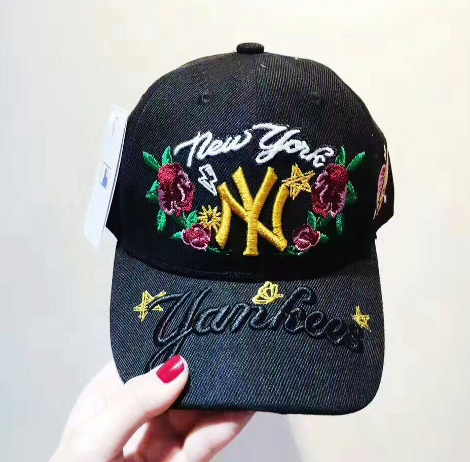 『 東大門NY刺繡玫瑰亮片鴨舌帽 』，此為黑色玫瑰花刺繡款